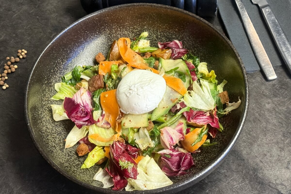 Warm beef salad with poached egg