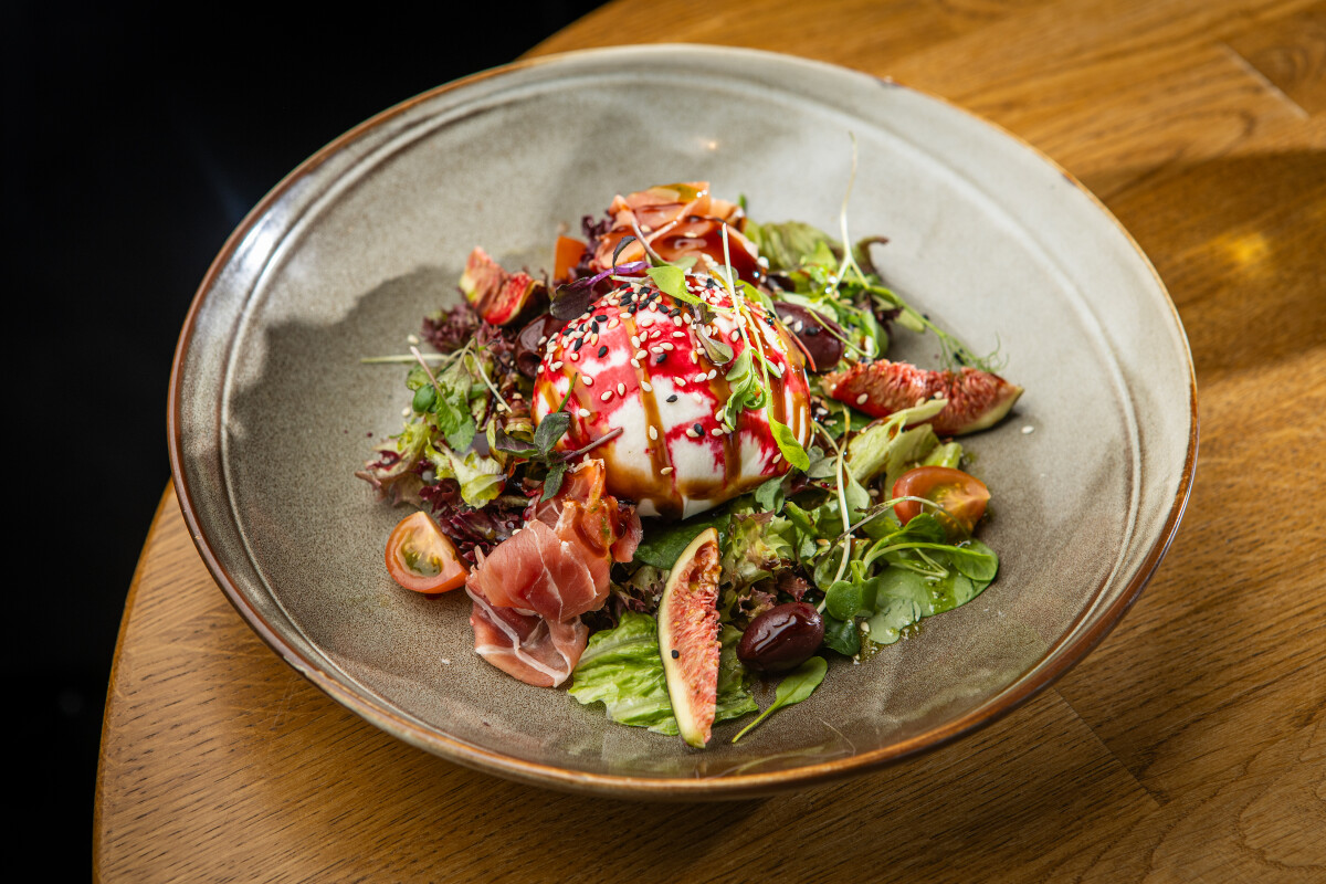 Burrata cheese salad with fig fruit